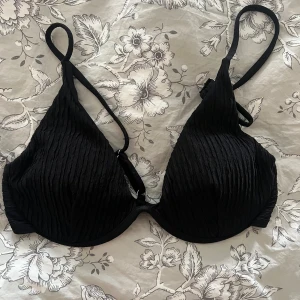 Bikiniöverdel - Svart bikiniöverdel från Shein Bygel + ilägg Oanvänd