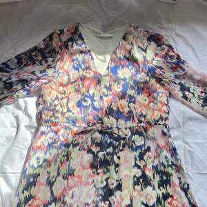 Väldigt fin sommar klänning från Only. Köpt för 500 och använt en gång den är för liten på mig, säljer för 300 kr. Meddela för fler bilder 😄 