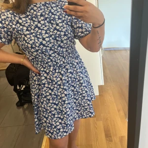 Sommarklänning  - En väldigt fin och skön midiklänning Normal i storleken Helt ny aldrig använd 