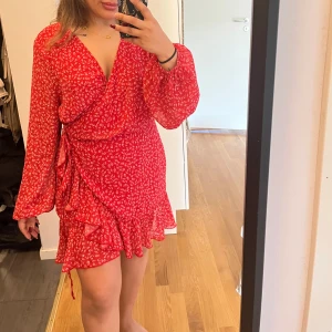 Sommarklänning  - En väldigt fin midiklänning Storlek large normal i storleken