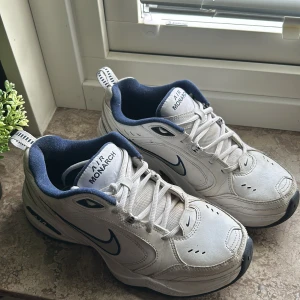 Nike Air Monarch IV - Ett par Nike Air Monarch IV,s som jag har knappast använt. Lite smutsiga men kan tvättas. Säljs för 750kr nypris. Vit färg med mörkblå insida. Skriv privat om info eller annat.