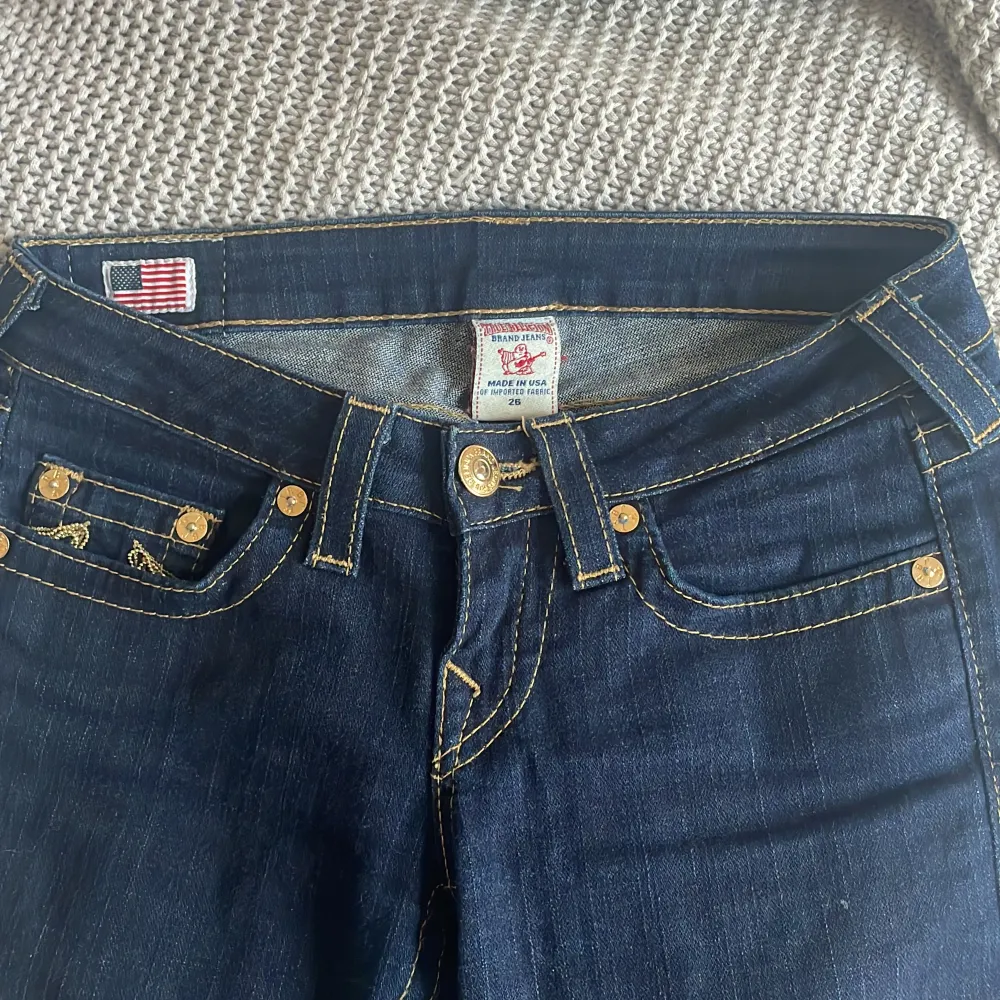 Säljer mina skitsnygga unika true religion jeans, dem är bootcut/straight!💗skriv vid frågor om mått osv. Jeans & Byxor.