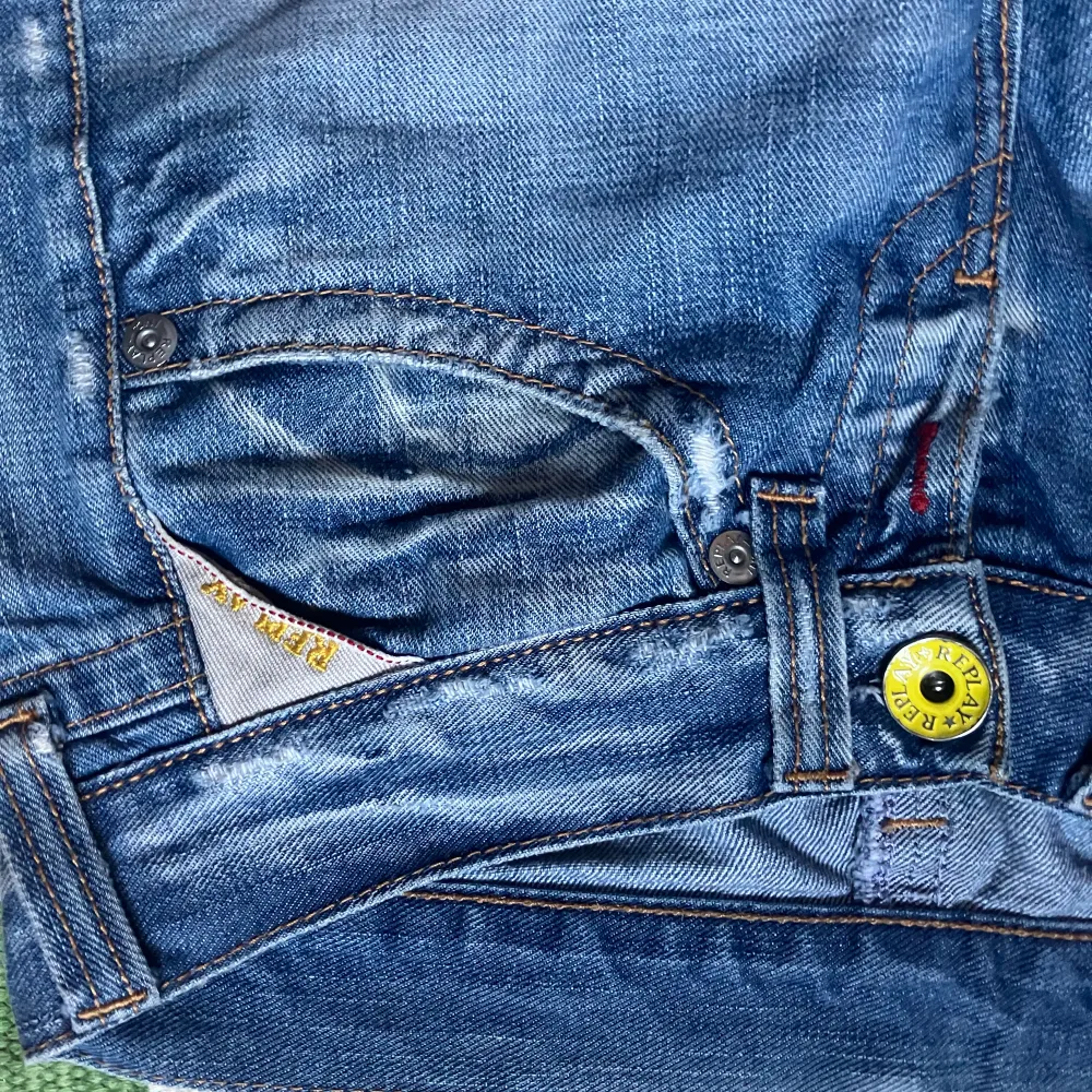 Replay jeans i bra sick med fina detaljer från ca 2004 helt o andvända.  Fina detaljer t.ex gul knap.. Jeans & Byxor.