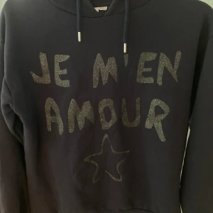 JE M’EN AMOUR TRÖJA  - Mycket fin mörkblå hoodie med luva.  Knappt använd och i bra skick.  Ej urtvättad.