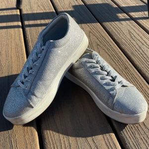 Glitter sneakers - Jätte fina glitter sneakers som endast är använda under 1 skolavslutning. De tvättas så gott som det går innan jag skickar