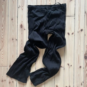 Schyssta byxor - Tunna byxor från Zara, perfekt för sommaren. Materialet är liksom veckat och skrynkligt och det är dragsko i midjan