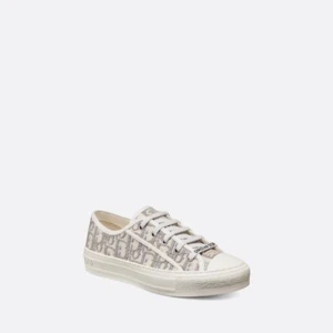 Walk’n Dior Sneakers - Intressekontroll på mina Dior sneakers. Köpte i höstas och ser nästan oanvända ut, dvs inga tydliga fläckar eller slitage🥰Skriv vad ni är villiga att köpa dem för privat! 