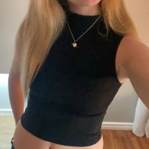 Svart zara topp  - Svart topp från zara, knappt använd💕 