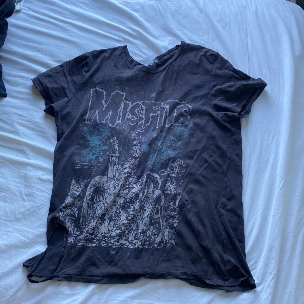 Så bekväm Misfits tshirt i storlek xl. Den har ett stort hål, se bild 3. T-shirts.