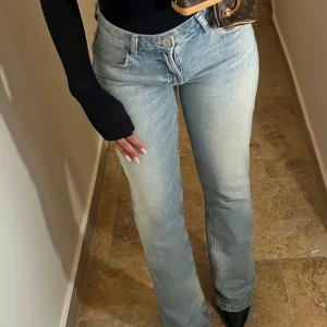 Zara jeans  - Helt nya mörk blåa jenas i TRF bootcut fit med medle hög midja. (Första bilden är samma modell fast i en ljusare nyans) jag har 36-38 och storlek 40 passar perfekt. Små i storlken 🫶🩷