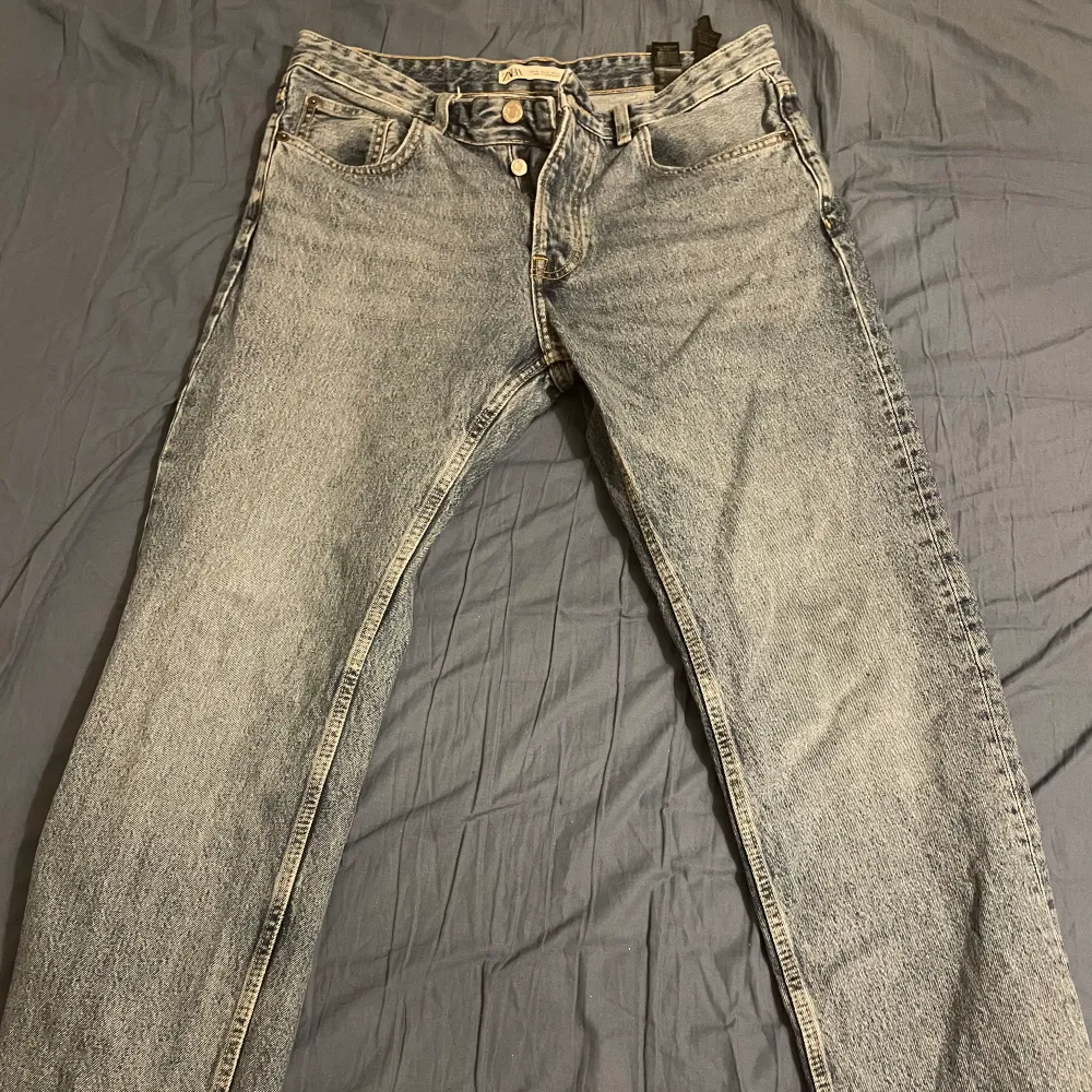Säljer ett par zara jeans som inte har använts speciellt mycket. Modellen är straight fit. Har du några frågor är det bara att ställa dom🤙. Jeans & Byxor.