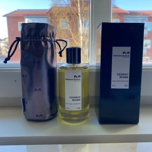 Mancera Cedrat boise - Säljer min Cedrat Boise då doften inte riktigt passar mig. Jag har endast använt 3 sprays så det är som ny. Full presentation medföljer. Tar emot byten som t ex ADG Profondo, PDM Sedley, men det är bara och komma med förslag om du är intresserad😊