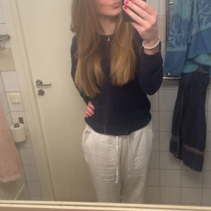Linnebyxor - Ett par jättesnygga linnebyxor från Lager 157 i storlek S. De är i väldigt fint skick och passar perfekt nu till sommaren.