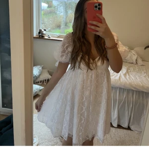 Studentklänning  - Säljer denna superfina klänningen från Amanda Uprichard! Aldrig använd och perfekt till sommaren eller studenten❤️  Är i M men passar även S. Köpte för 2000❤️