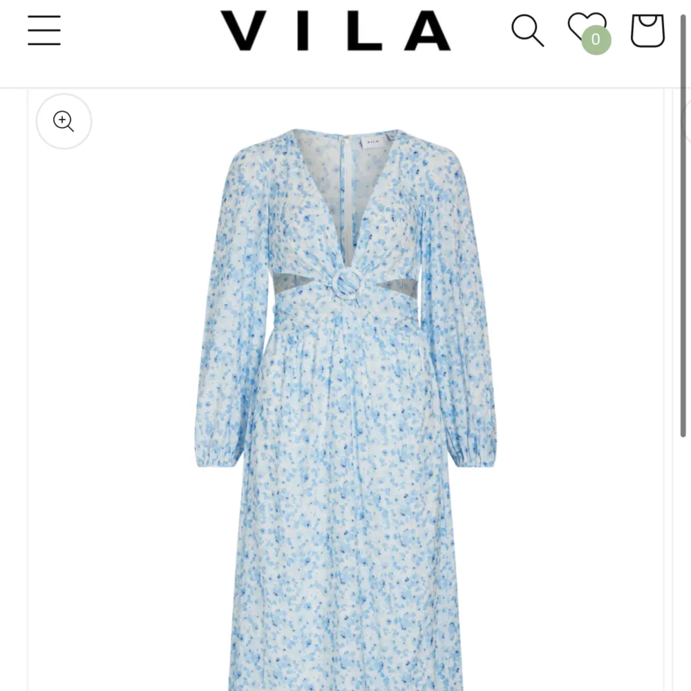 Blommig klänning från Vila som köptes nyligen, ej blivit använd än och säljs pågrund av fel storlek endast! . Klänningar.