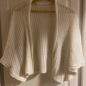 kofta - Säljer en jättefin vit kofta som passar perfekt inför sommaren. Tyvärr vet jag inte var den är ifrån eller vilken storlek det är, men jag skulle säga att den är runt S/XS🤍