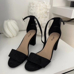 Svarta klackskor - Svarta klackar i storlek 38. Tror de är köpta på skopunkten. Möts ej upp!🦋