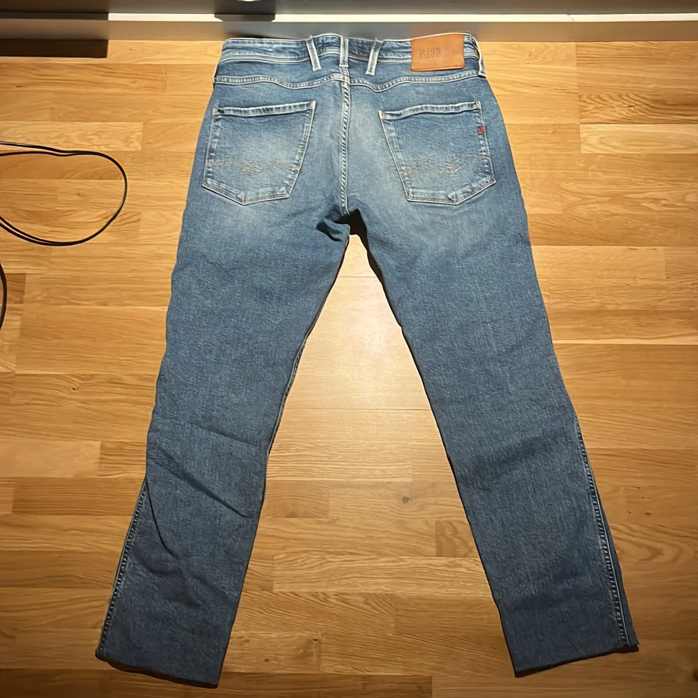 Säljer mina replay jeans med slitningar som inte kommer till mycket till användning och är i jättefint skick! Skriv vid minsta lilla fundering🙌🏼💫. Jeans & Byxor.