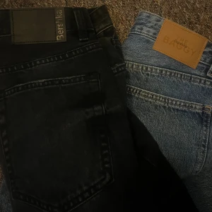 Bershka jeans - Säljer dessa två par jeans från bershka. Har aldrig använt dem då de var för småa och lämna aldrig tillbaka. De köptes för 718. Storleken är 36 och jag är 174 lång och bra baggy men var tajt vid midjan för mig. Hör av dig för flera bilder och sånt.