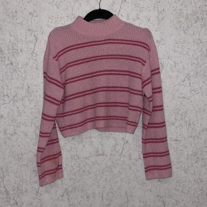 Rosa Stickadtröja! - Jag säljer min jätte fina rosa stickade tröja då jag känner att den är lite stor för mig! Använd fåtal gånger 