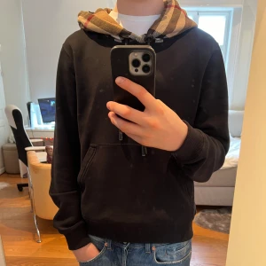 Burberry hoodie - Burberry hoodie st xxs passar som en xs tycker jag 