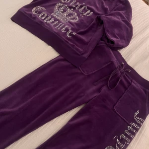 Juicy Couture 2000s - Hoodie: 400  Byxorna: 400 Båda för: 700   Jag är 167 cm lång