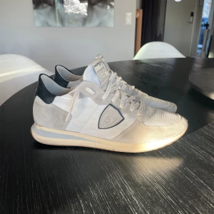 Philippe model - Ett par Philippe model som inte kommer till någon användning längre. Ingen box men helt okej skick. Köpte på United Fashion för ca 3800kr.