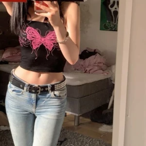 Off shoulder y2k topp  - Jättefin topp från Shein med rosa detaljer på💞 alla stenar sitter kvar. Helt oanvänd. Lånade bilder! 