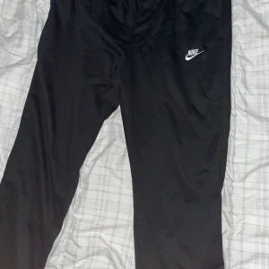 Nike byxor - Hej jag har ett par Nike byxor för salu storlek xxl 