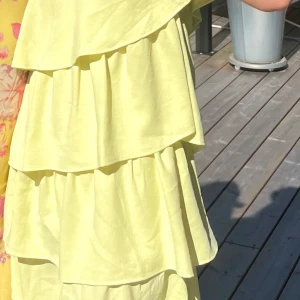 Gul volangklänning zara  - Gul volangklänning zara. Intressekoll på denna klänningen från zara. Säljer vid högt bud. Min är i jättefint skick 💕
