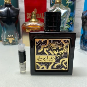 Lattafa Qaed Al Fursan - Säljer samples av den trendande sommardoften, Lattafa Qaed Al Fursan, en fantastisk sommardoft!  Priser: 1 ml: 15 kr 2 ml: 25 kr 5 ml: 55 kr Packas varsamt
