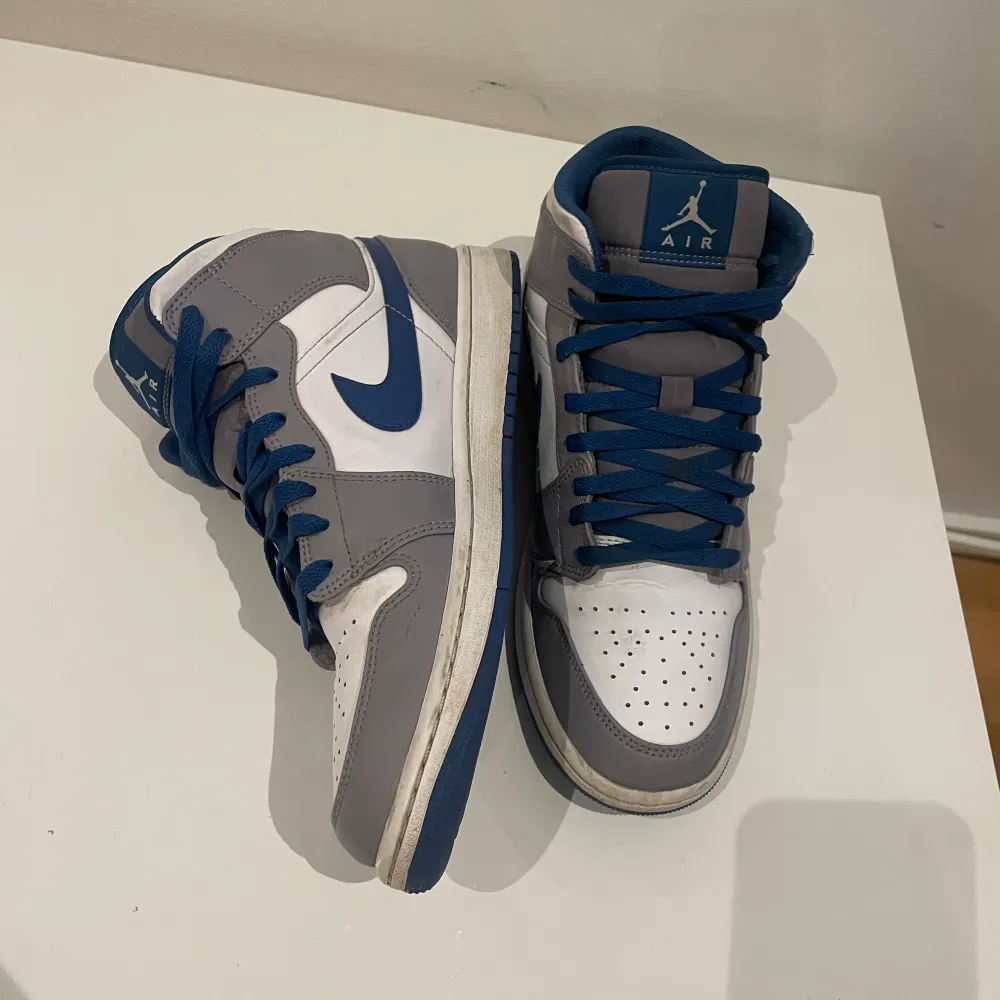 Jordan 1 true blue. Storlek 44. Skcik 8/10.  Skriv vid frågor eller om ni vill ha fler bilder.  Pris kan diskuteras vid snabb affär . Skor.