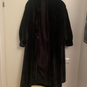 Vintage mink päls  - Hej säljer nu min farmors gamla äkta minkpäls, den är jättefin är lite sliten med går att fixa. Den är mörkbrun och är fodrad 