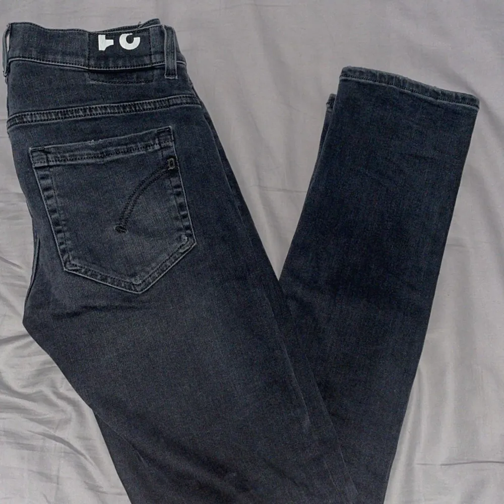 Tja!  Säljer ett par svarta dondup jeans som är modellen George i strl W31 med feta slitningar, jeansen har inga defekter. Kom privat om fler bilder önskas eller mer info om jeansen! . Jeans & Byxor.