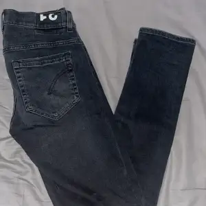 Tja!  Säljer ett par svarta dondup jeans i strl W31 med feta slitningar, jeansen har inga defekter. Kom privat om fler bilder önskas eller mer info om jeansen! 