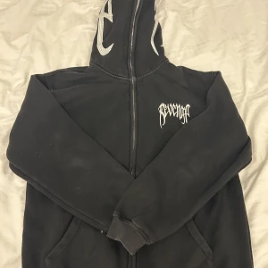 revenge hoodie - en av mina gamla favorit hoodies, har tyvärr växt ut ur den.  mått - 50-61