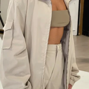 Djerf avenue jacka  - Jättefin jacka från djerf avenue, modell cotton on the go jacket sand ❤️passar xs-m skulle jag säga!