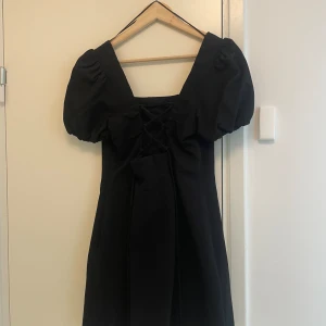 Zara klänning - Knappt använd, liten i storlek L men passar mer M/S.