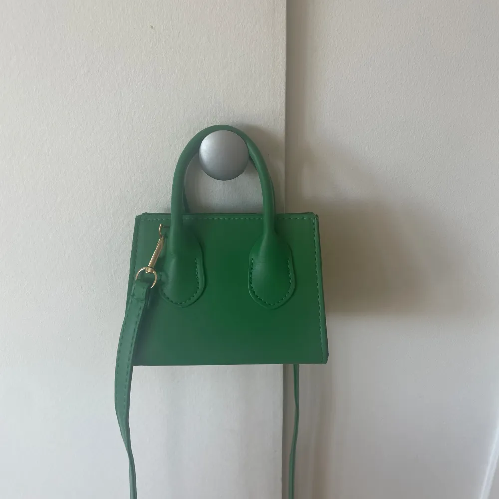 Liten grön väska. Har knappt använts.. Väskor.
