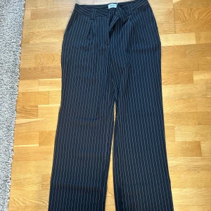 Randiga kostymbyxpr - Randiga kostymbyxor från nakd, långa i benen