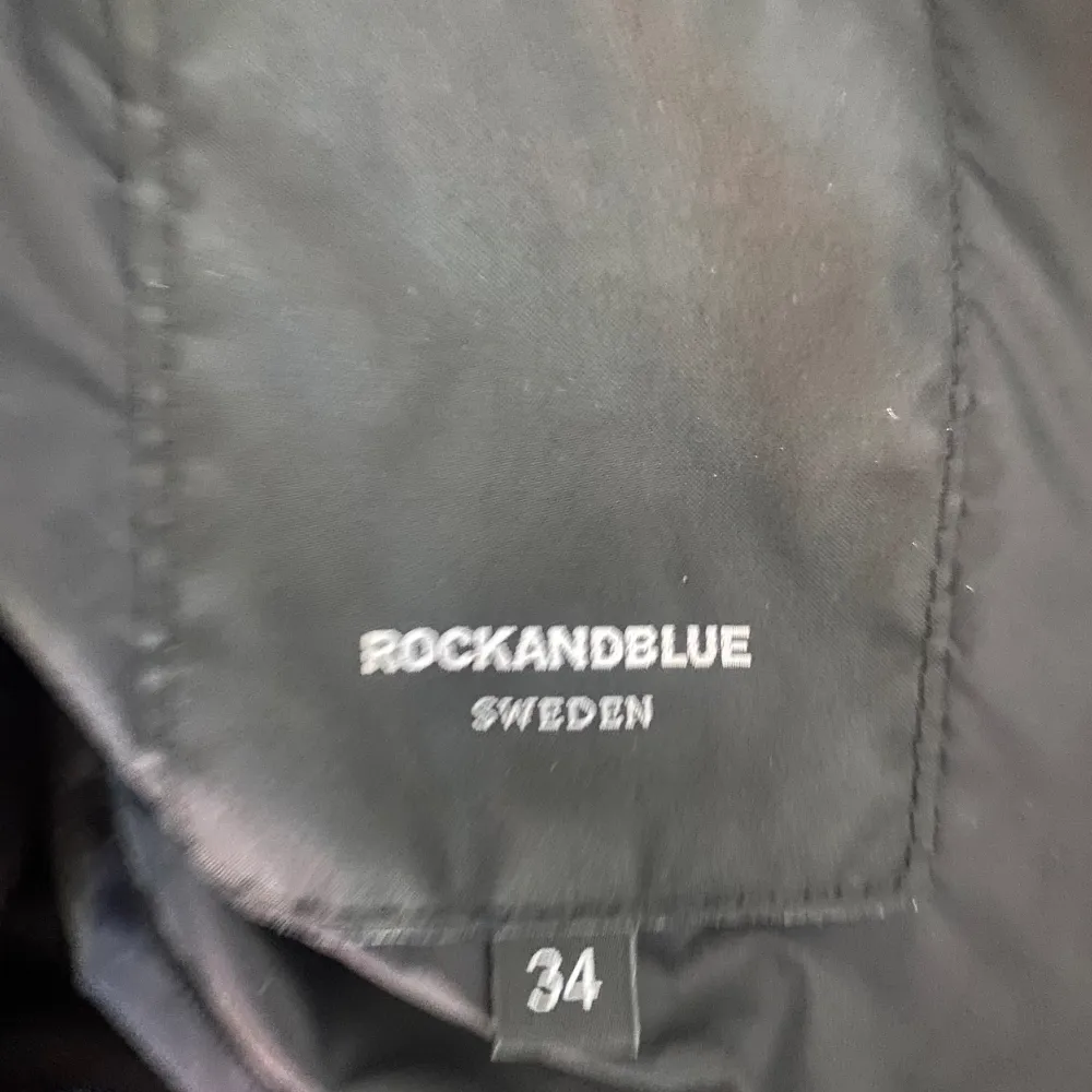 Rock and blue jacka svart  I storlek 34/xs -Fodrad/ fodrade fickor med dragkedja Använd i några månader  Orginal pris 3 300kr. Jackor.