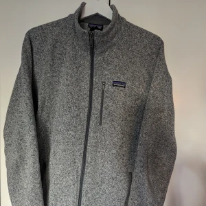 Patagonia Better Sweater, L, Grå - Grå Patagonia "better sweater". Bra använt skick. Storlek L men stor i storleken, skulle säga att den även passar XL. Perfekt för vår och kyliga sommarkvällar! Självklart äkta.  Tveka inte på att höra av er vid ev frågor.