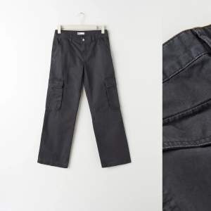 Low waist cargo jeans, i storlek XS, från Gina Tricot. Använda ungefär en gång. Fint skick. 🫶🏼