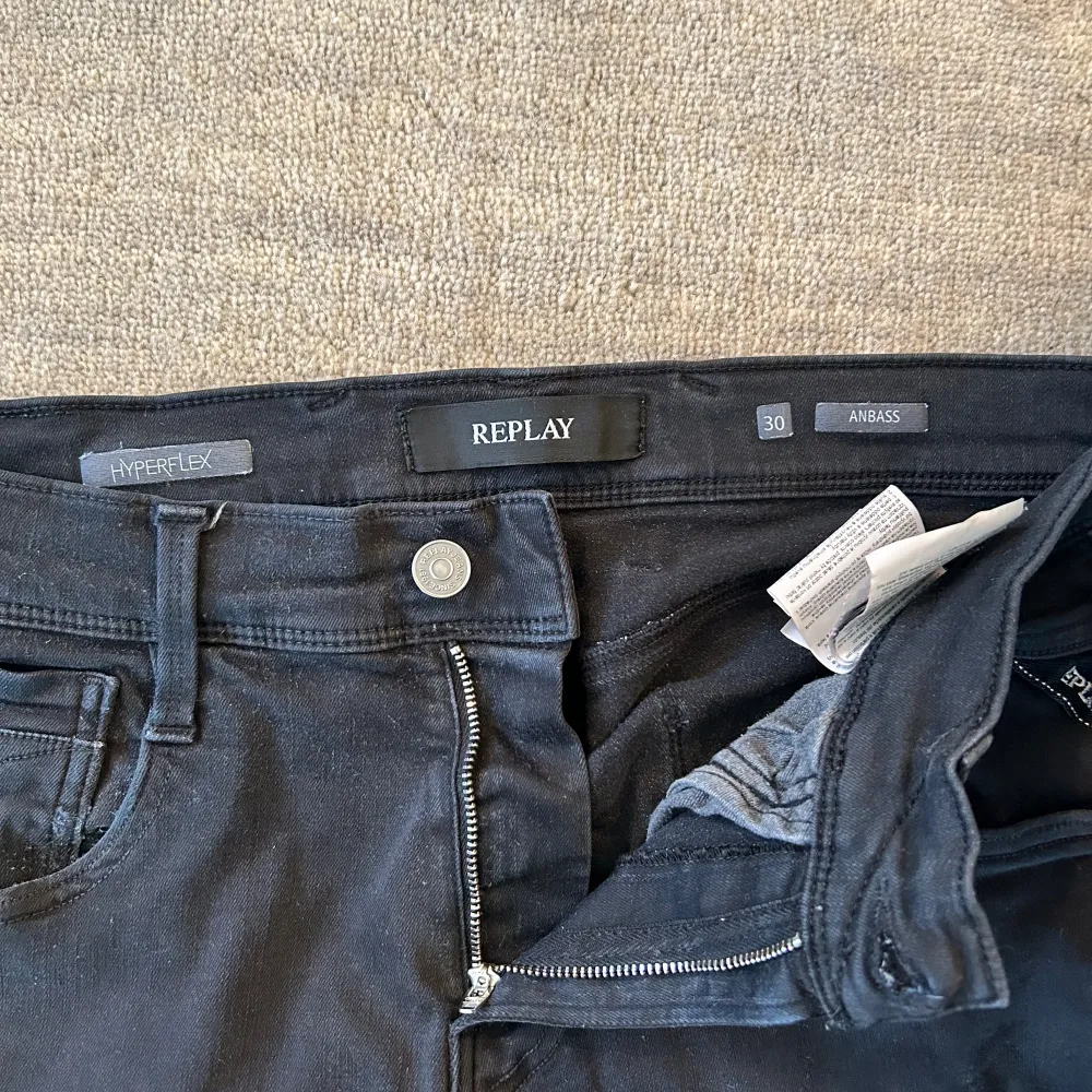 Säljer de här replay ”anbass” hyperflex jeansen i storlek 30/32 för 489kr! I bra skick och utan defekter. Skriv om minsta funderingar!🔥👖. Jeans & Byxor.