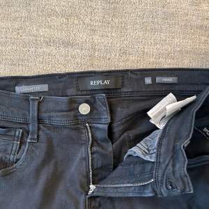 Säljer de här replay ”anbass” hyperflex jeansen i storlek 30/32 för 499kr! I bra skick och utan defekter. Skriv om minsta funderingar!🔥👖