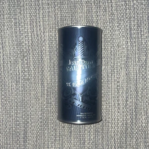 Le male lover - Tjenare! Säljer oöppnad Jean Paul Gaultier le male lover. Svår att få tag på då den är slut nästan överallt. Den är lite lik originala le male med vaniljen men vitpepparn ger den en fräsch ton. Skulle rekommendera att använda den främst på sommaren:)