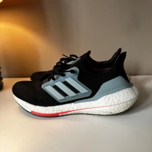 Adidas ultraboost 22 svart/vit/blå - Adidas ultraboost i storlek 42 Köpta från adidas store  7/10 skick