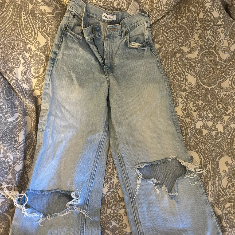 Jeans från zara som inte längre är till användning. . Jeans & Byxor.