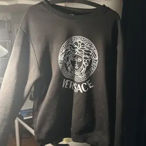 En Versace tröja osäker om den är äkta i storek M har används en del.