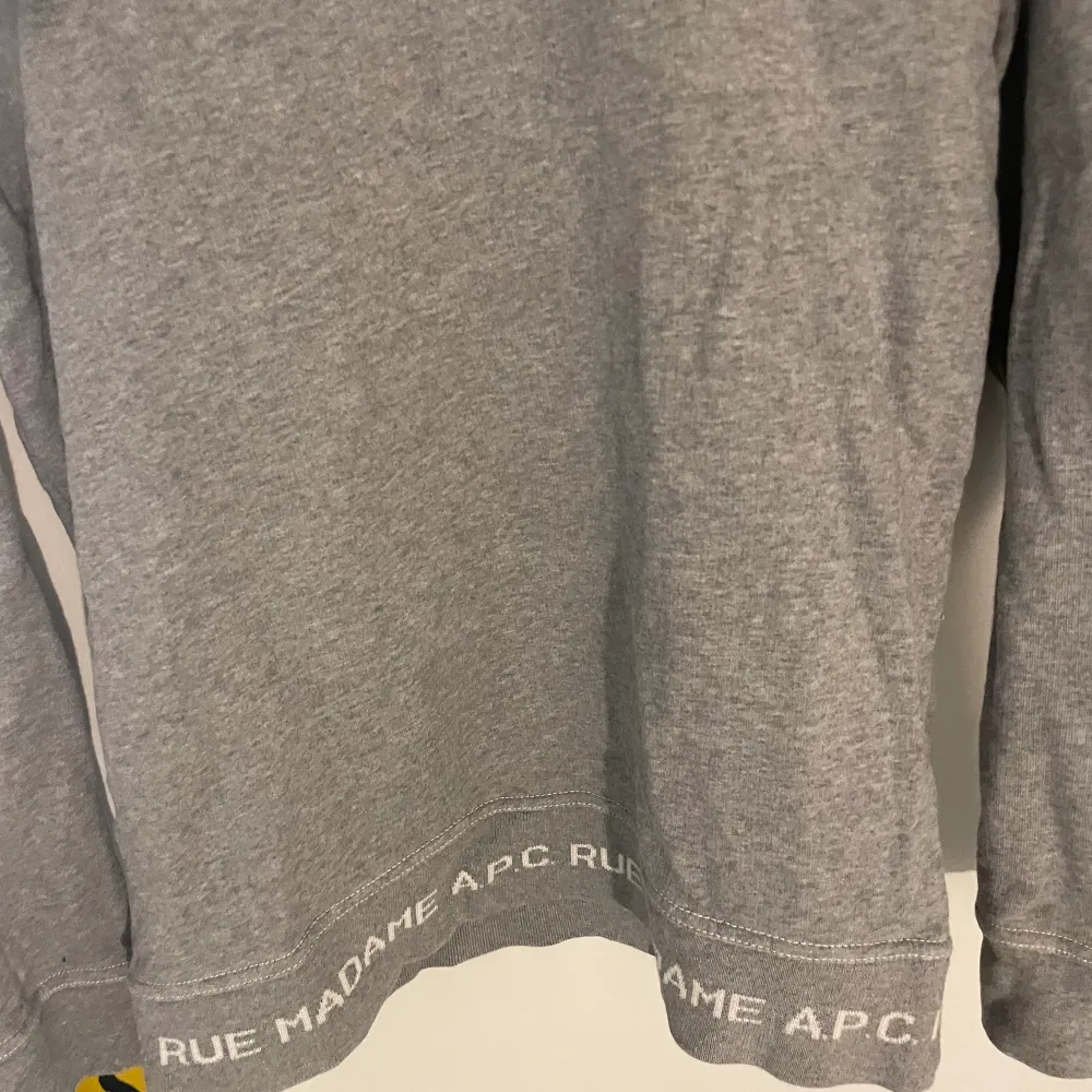 Säljer denna fina tröja från exklusiva märket APC. Tröjor & Koftor.
